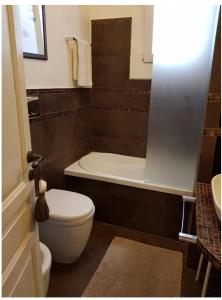Un baño con inodoro, bañera y lavabo. en casa vacanze L'Altra Diaz, en Siracusa