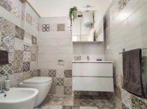 uma casa de banho com um WC branco e um lavatório. em Bilocale Clotilde seconda fila mare em San Benedetto del Tronto