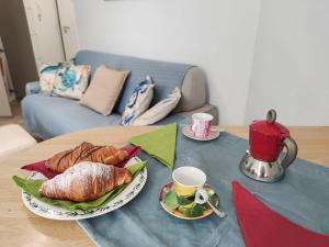 uma mesa com um prato de comida e uma chávena de café em Bilocale Clotilde seconda fila mare em San Benedetto del Tronto