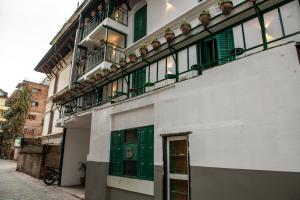 The building in which a hosteleket is located