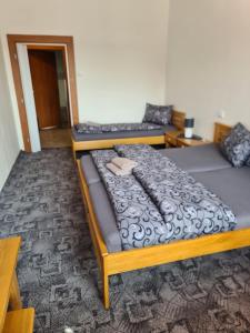 Łóżko lub łóżka w pokoju w obiekcie hotel KORUNA