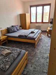 Łóżko lub łóżka w pokoju w obiekcie hotel KORUNA