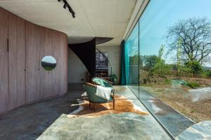 La Vista في ترفورين: غرفة بها كرسي وجدران زجاجية