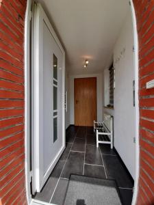 an empty hallway with a door and a room at Ferienwohnung Familie Kluge in Jemgum