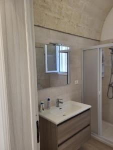 ein Bad mit einem Waschbecken und einem Spiegel in der Unterkunft Appartamento Le Sorgenti in Torre Vado