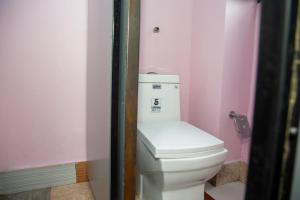 A bathroom at Trekkers Hostel