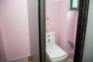 A bathroom at Trekkers Hostel