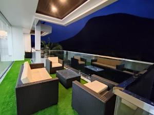 a room with chairs and tables and a blue wall at SILVER CLOUD in Nandigunda