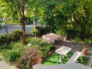 A garden outside Meuble' 21 di Anna