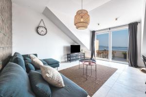 Televízia a/alebo spoločenská miestnosť v ubytovaní Apartment Divine with sea view