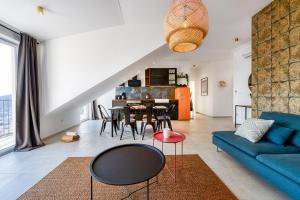 Posedenie v ubytovaní Apartment Divine with sea view