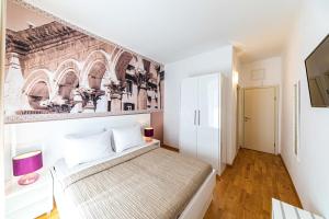 1 dormitorio con 1 cama con pared de ladrillo en Riva City Rooms en Split