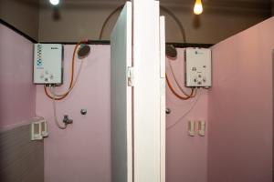 A bathroom at Trekkers Hostel
