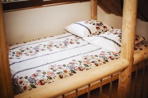 布倫納的住宿－UROCZY DOMEK，一张木制双层床,配有两个枕头