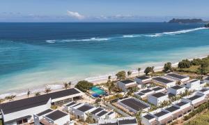 塞隆贝拉纳克Amber Lombok Beach Resort的海滩与房屋和海洋的鸟瞰图