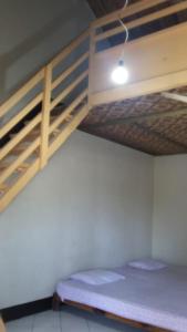Camera con 2 letti a castello e una scala. di Gypsi Guest House a Pangandaran