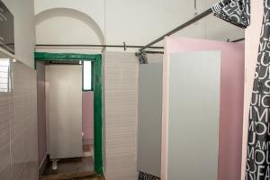 A bathroom at Trekkers Hostel