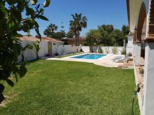 un patio con piscina en una casa en Villa Las Niñas Costa del Sol, en Mijas