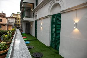 A garden outside Trekkers Hostel