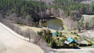una vista aérea de una casa junto a un lago en Agroturystyka Strzebielino, en Strzebielino