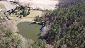 uma vista aérea para um lago e uma ponte em Agroturystyka Strzebielino em Strzebielino