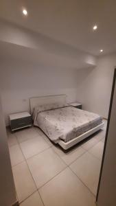- une chambre avec un lit et du carrelage dans l'établissement Appartamento mare 49, à Vasto
