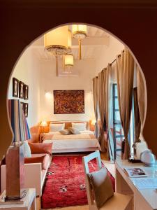 En eller flere senger på et rom på Riad Ajmal