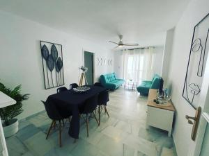 salon ze stołem i niebieskimi krzesłami w obiekcie BALCON PLAYA Y PISCINA 2 Habitaciones IPANEMA PONDOS w Almuñécar