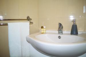 een badkamer met een witte wastafel en een handdoek bij Casa Belos Ares in Ferrel