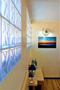 una habitación con una mesa con una lámpara y una foto en la pared en Casa Belos Ares, en Ferrel