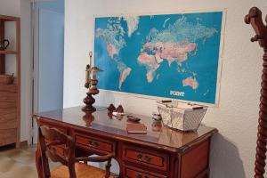 博凱爾的住宿－UNE CHOUETTE MAISON，一张桌子,墙上挂着一张世界地图