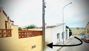 vistas a una calle con luz de la calle junto a un edificio en EL NIU DE LA BERTA, en Bellcaire dʼEmpordà