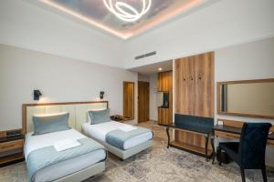 Postel nebo postele na pokoji v ubytování Sky Hotel Kraków