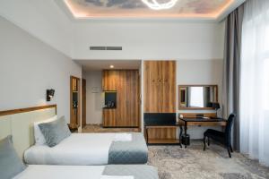 Posteľ alebo postele v izbe v ubytovaní Sky Hotel Kraków + 37 fotografií