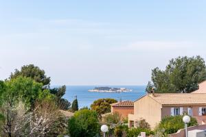a view of the ocean from a residential neighbourhood at Sanary Bandol plein SUD in Sanary-sur-Mer