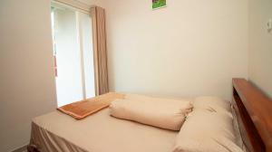 特勒贡Villa Alpine Mountain View的一间带床的小卧室，带窗户 更多18张照片