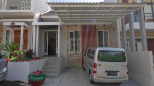 特勒贡Villa Alpine Mountain View的一辆白色货车停在一所房子前面