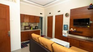 特勒贡Villa Alpine Mountain View的客厅里有一张沙发和一台电视