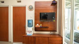 特勒贡Villa Alpine Mountain View的客厅配有木桌上的电视