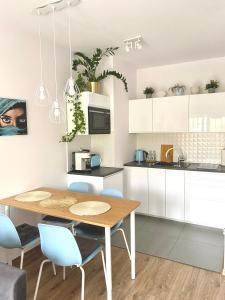 a kitchen and dining room with a table and chairs at Apartamenty Polanica Zdrój in Polanica-Zdrój