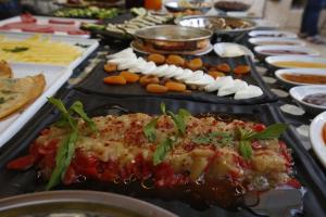 Kaliruha Boutique Hotel في سانليورفا: طاولة مليئة بأطباق الطعام والمقبلات