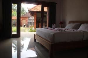 a bedroom with two beds and a sliding glass door at Chez Bisma in Sidemen