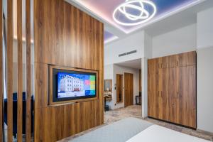 Televízia a/alebo spoločenská miestnosť v ubytovaní Sky Hotel Kraków