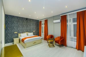 - une chambre avec un lit, un bureau et une chaise dans l'établissement VIP APARTAMENT NIZAMI STREET, à Baku