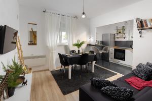 ein Wohnzimmer mit einem Tisch und ein Esszimmer in der Unterkunft Wild in Sinj