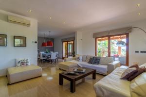 ein Wohnzimmer mit einem Sofa und einem Tisch in der Unterkunft Ses Salines - 38370 Mallorca in Ses Salines