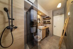 ein Badezimmer mit Dusche, Toilette und Waschbecken in der Unterkunft Wild in Sinj + 2 Fotos