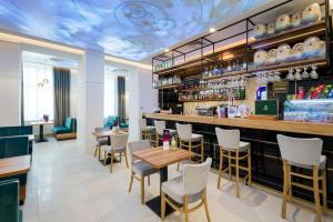Lounge nebo bar v ubytování Sky Hotel Kraków