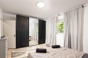 ein Schlafzimmer mit einem großen Bett und einem großen Fenster in der Unterkunft Wild in Sinj