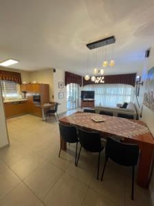 Dapur atau dapur kecil di הבית בבלפור - נהריה